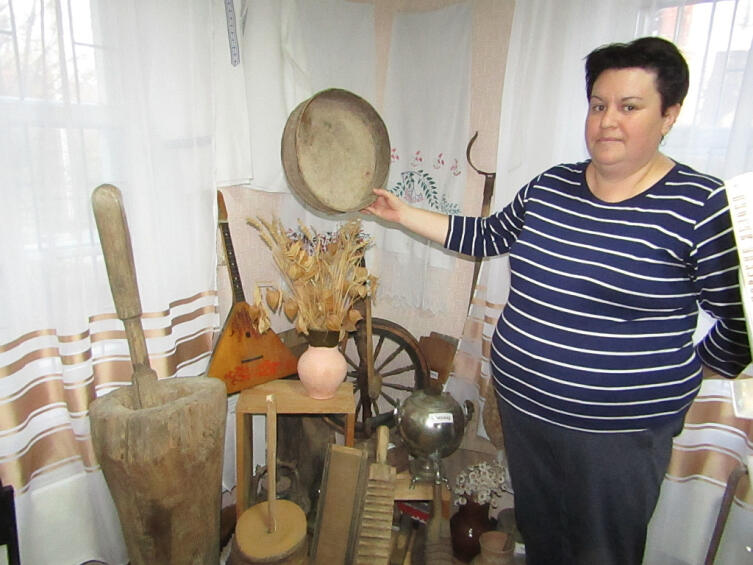 Ольга Владимировна Пантюшова, заведующий ерахтурской сельской модельной библиотеки показывает уголок краеведения