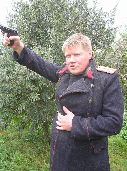 В побитой молью шинели лейтенанта Фрольцова с прототипом пистолета конструктора Макарова, рожденного в Шилово