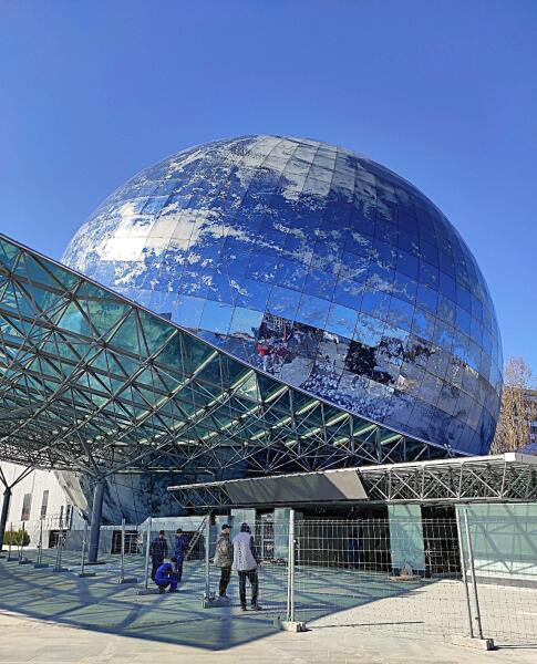 Новый корпус музея — «Планета Океан», символизирующий земной шар, большую часть которого занимает водная поверхность