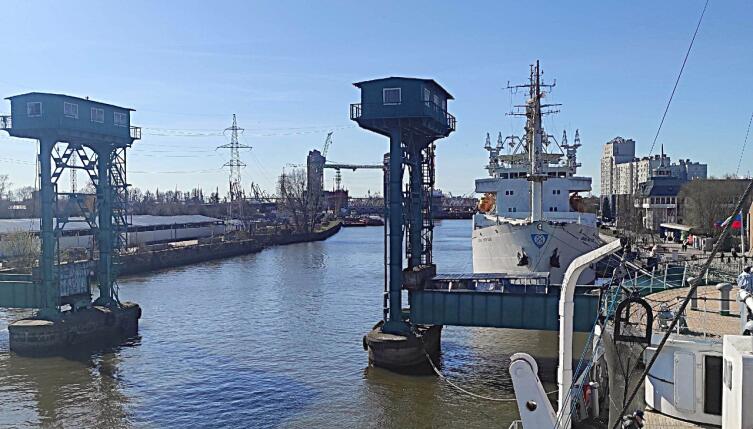 Объектов осмотра на набережной Петра Великого… Ну, очень много!