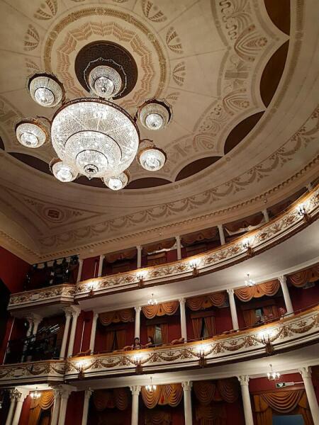 На потолке — роскошная, сияющая хрусталем и позолотой люстра На потолке — роскошная, сияющая хрусталем и позолотой люстра