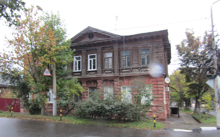 В городе деревянные дома на одной улице контрастируют с кирпичными