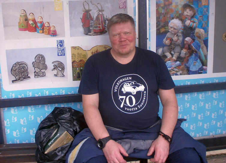 На фоне народных промыслов