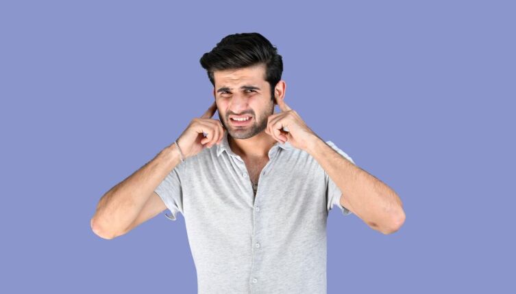 Почему возникает шум в ушах и как это лечится?