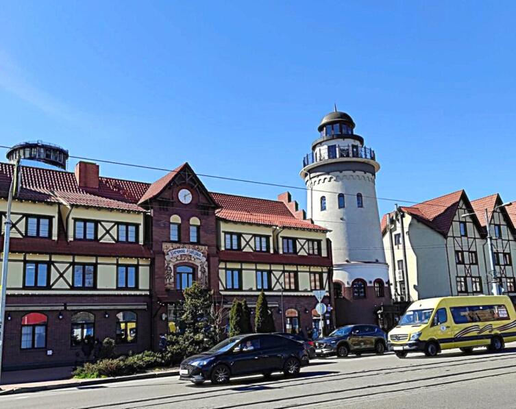 Вид на «Рыбную деревню» с Октябрьской улицы