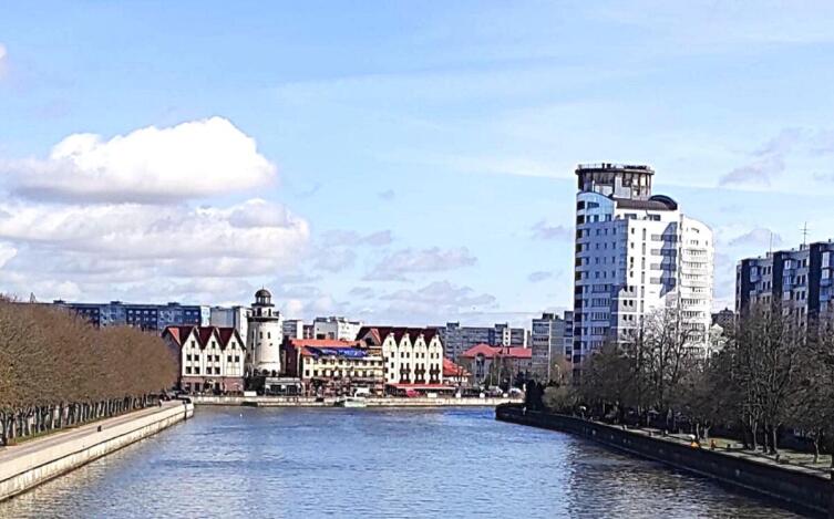 Вид на «Рыбную деревню» с Эстакадного моста.