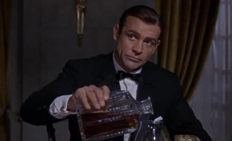 Шон Коннери в роли Джеймса Бонда Шон Коннери в роли Джеймса Бонда