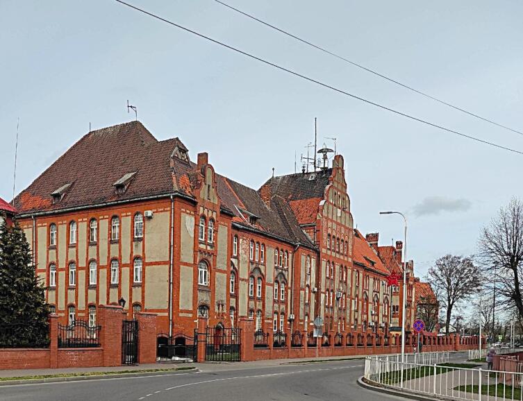 Комплекс зданий пехотных казарм Пиллау. Южные казармы. Западный и южный фасады. На переднем плане (за елями) виден кусочек здания офицерского казино. Вдали — жилой дом высшего офицерского состава.