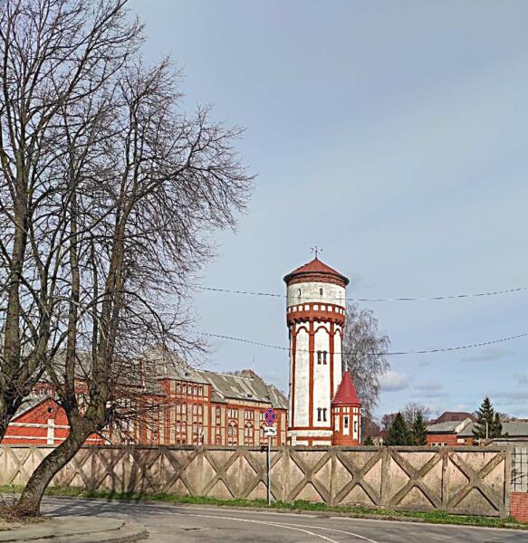 Комплекс зданий пехотных казарм Пиллау. Водонапорная башня. Пятиярусное тридцатиметровое сооружение, построенное в 1927 году в стиле экспрессионизма. Объем резервуаров — 150 кубических метров.