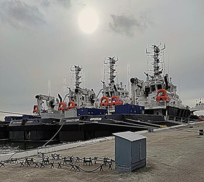 На корме «Александра Фролова» установлены контейнеры с оборудованием, позволяющим с его борта выполнять водолазные работы 