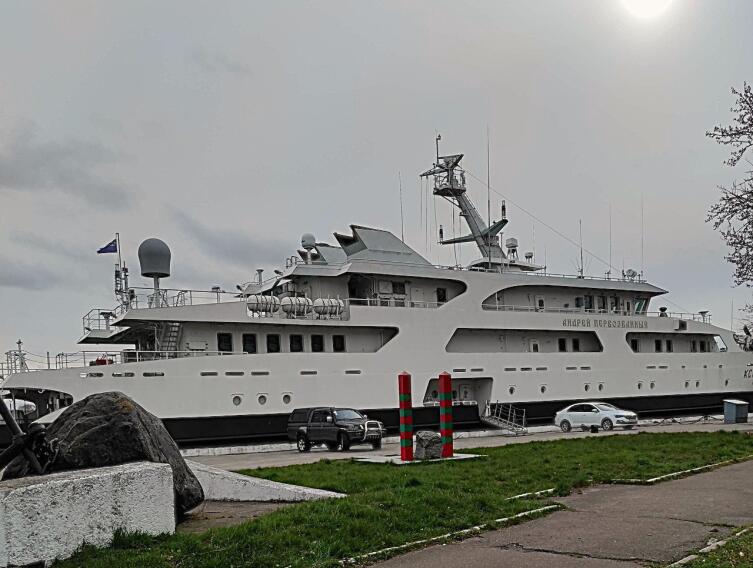 «Андрей Первозванный». С первого взгляда, скорее всего, не понять, что перед вами — яхта. Но то, что судно — адмиральское, видно сразу.