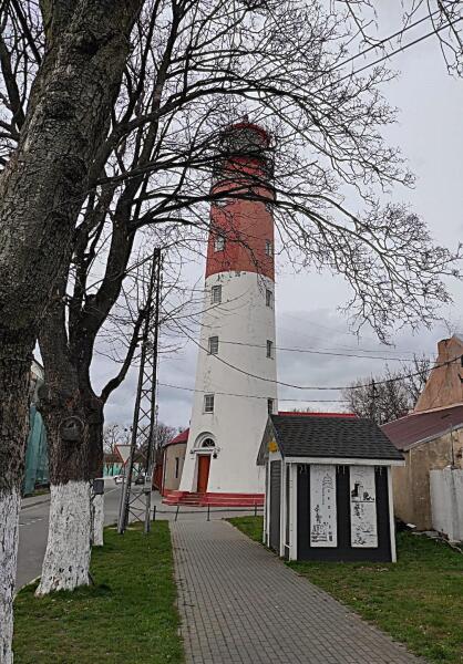 32 метра - высота собственно маяка. Его фонарное сооружение -ещё выше, над ним. Поэтому балкон последнего, выйдя на который можно проверить работу буев и навигационных знаков, находится на расстоянии 33,2 м от земли 32 метра - высота собственно маяка. Его фонарное сооружение -ещё выше, над ним. Поэтому балкон последнего, выйдя на который можно проверить работу буев и навигационных знаков, находится на расстоянии 33,2 м от земли
