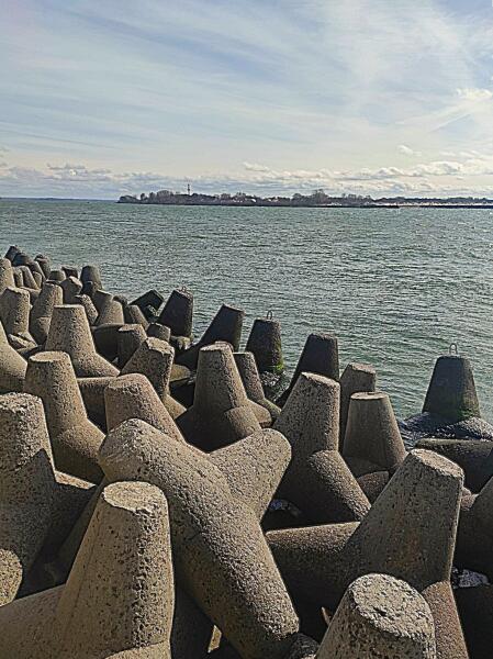 Тетраподы Северного мола — железобетонные волнорезы, используемые для защиты береговой линии от эрозии. На дальнем плане просматривается Южный входной мол и начало Балтийской косы