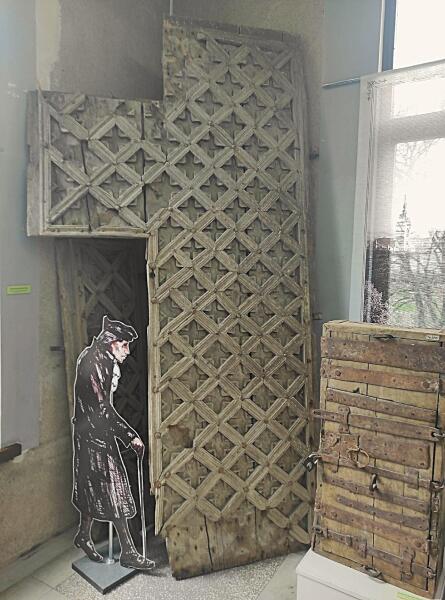 Деревянная дверь 1400 года сохранилась в провинциальной прусской кирхе Альменхаузена (ныне — Каштаново). 