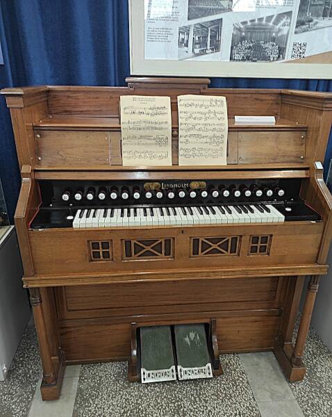 Фисгармония Lindholm — музыкальный клавишно-пневматический инструмент из семейства гармоник