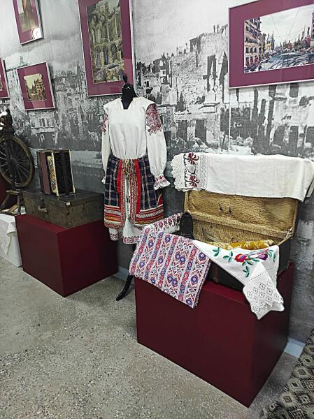 И каждый из переселенцев обязательно вез с собою что-то, напоминающее ему о родных местах, оставшихся там родителях, друзьях, близких