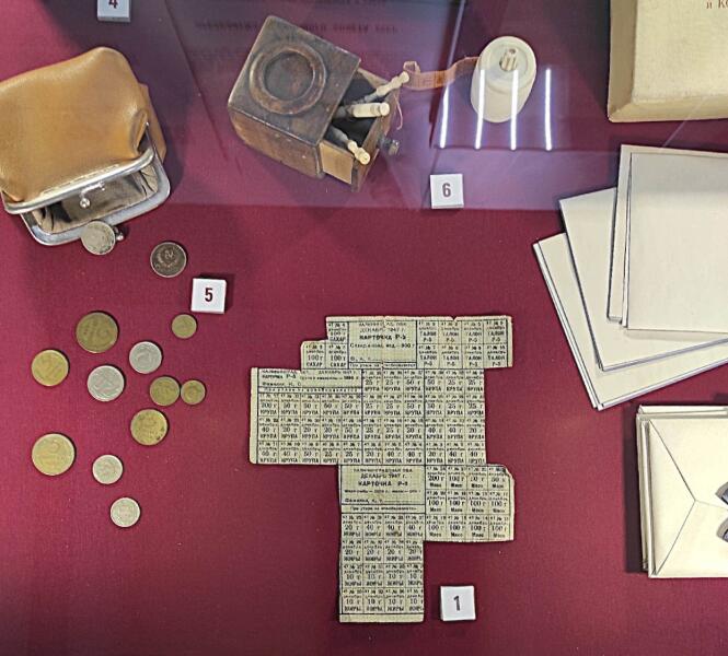 А жизнь на новом месте, как и в целом по стране, была — далеко не сахар. Продукты — по карточкам