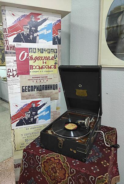 Возможность сходить в театр была не у каждого, а вот танцы под патефон были распространенным видом отдыха вечером выходного дня. Пусть и маленькая, но тоже — радость.