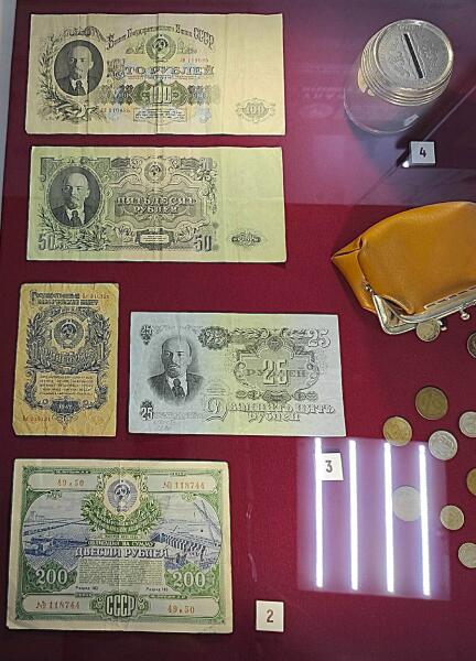 «Ленин — самое чистое деянье, он не должен быть замутнён. Уберите Ленина с денег, он — для сердца и для знамён». Это Андрей Вознесенский написал в 1967 году. А тогда, в конце 40-х — начале 50-х, это были реальные деньги…