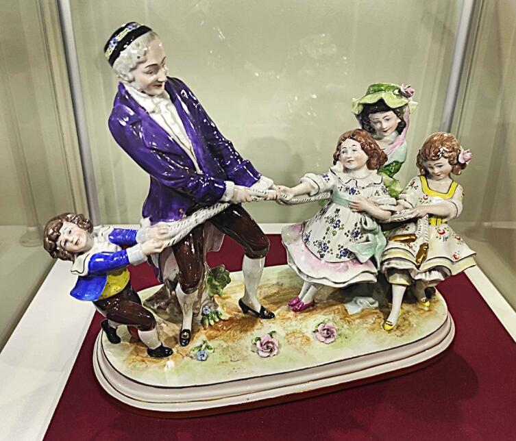 «Перетягивание каната». Уже статуэтка по мотивам картины Фредерика Моргана