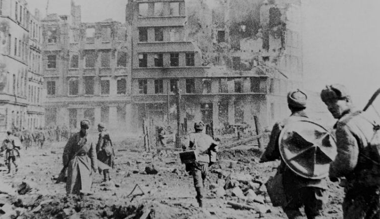 Красноармейцы у разрушенных зданий во взятом Кенигсберге