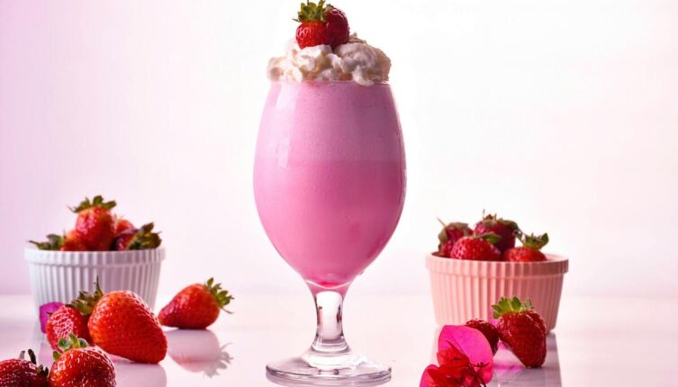 Как приготовить прохладительный молочный коктейль с мороженым, ягодами и фруктами?