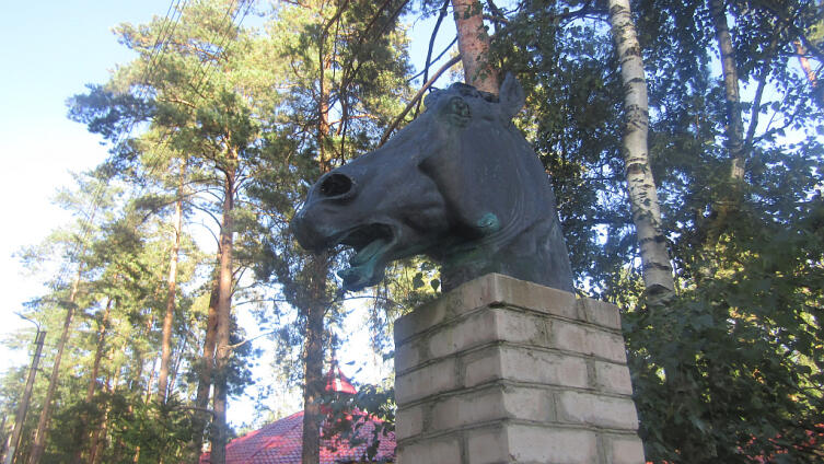 Стелла (барельеф) при въезде в КСК «Комарово» в административных границах Санкт-Петербурга Стелла (барельеф) при въезде в КСК «Комарово» в административных границах Санкт-Петербурга