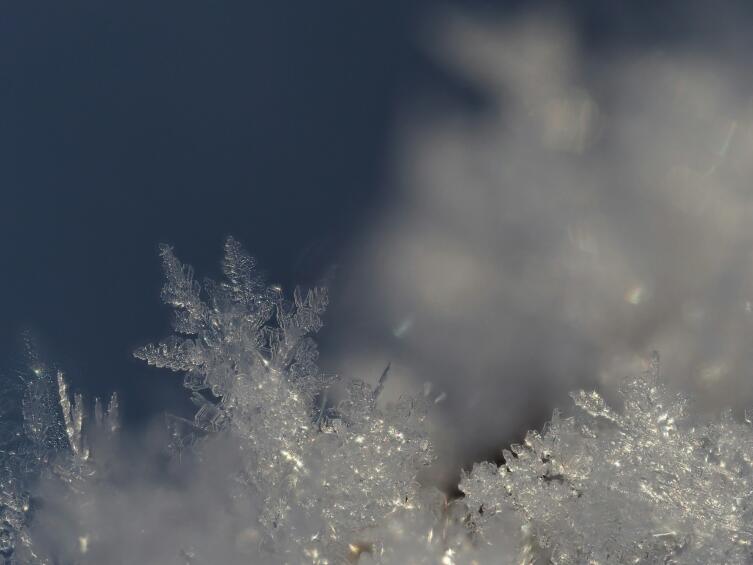 Зачем в деревнях «вешали» сугробы на окна? Зачем в деревнях «вешали» сугробы на окна?