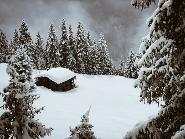 Зачем в деревнях «вешали» сугробы на окна? Зачем в деревнях «вешали» сугробы на окна?