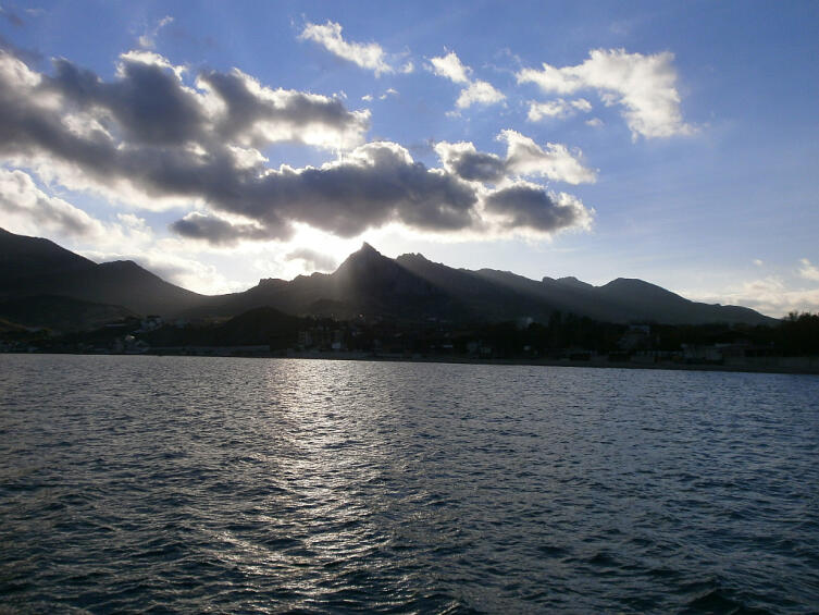 Вид с морского катера на Карадагский заповедник