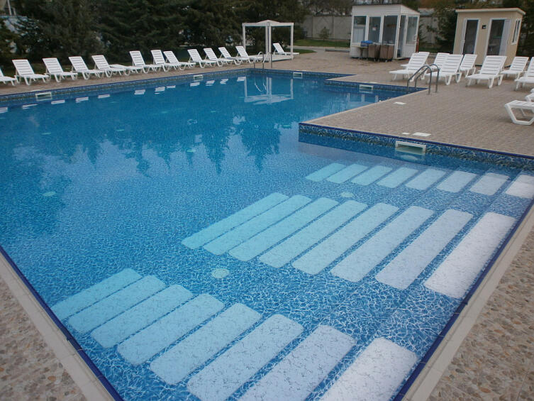 Типичный бассейн в Коктебеле с безлимитным плаванием