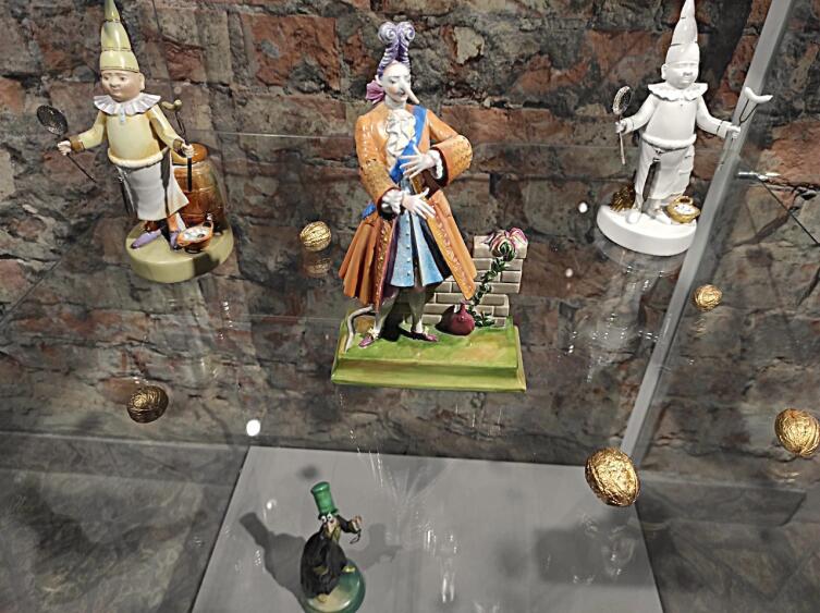 Персонажи мультфильма «Гофманиада». По центру — Крысенок-Принц, по бокам от него — маленькие поварята. Под Крысенком-Принцем — Безумный Шляпник Персонажи мультфильма «Гофманиада». По центру — Крысенок-Принц, по бокам от него — маленькие поварята. Под Крысенком-Принцем — Безумный Шляпник