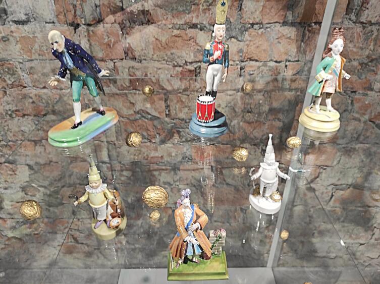 Персонажи мультфильма «Гофманиада». Верхний ряд (слева направо): Дроссельмейер -крёстный главной героини балета «Щелкунчик» — Мари, в центре — Солдат-Барабанщик, справа от него — кавалер из свиты. Нижний ряд — уже известные нам Крысенок-Принц и маленькие поварята. Персонажи мультфильма «Гофманиада». Верхний ряд (слева направо): Дроссельмейер -крёстный главной героини балета «Щелкунчик» — Мари, в центре — Солдат-Барабанщик, справа от него — кавалер из свиты. Нижний ряд — уже известные нам Крысенок-Принц и маленькие поварята.