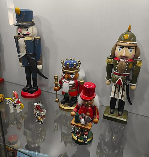 Щелкунчики. Разные виды кукол, разных размеров, в разных одеждах Щелкунчики. Разные виды кукол, разных размеров, в разных одеждах