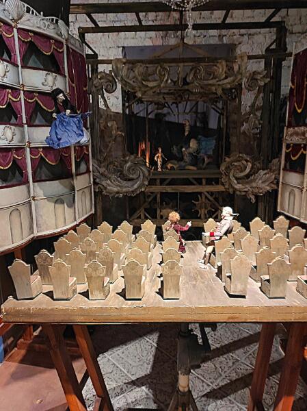 Инсталляция с атмосферной декорацией — «Интерьер театра» Инсталляция с атмосферной декорацией — «Интерьер театра»