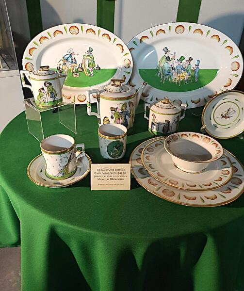 Сервизы, вазы, статуэтки, созданные по мотивам мультфильма «Гофманиада» художником Михаилом Шемякиным, можно рассматривать часами Сервизы, вазы, статуэтки, созданные по мотивам мультфильма «Гофманиада» художником Михаилом Шемякиным, можно рассматривать часами