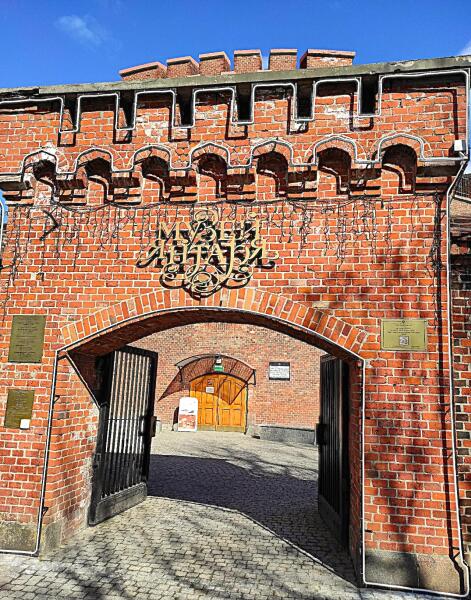 Официальной датой основания Калининградского областного музея янтаря принято считать 29 декабря 1979 года Официальной датой основания Калининградского областного музея янтаря принято считать 29 декабря 1979 года