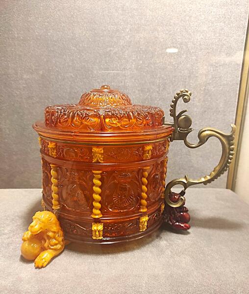 Копия кружки, считающейся образцом резьбы по янтарю (1985 г.). Её оригинал, изготовленный в Кенигсберге в XVII веке, хранится в санкт-петербургском «Эрмитаже» Копия кружки, считающейся образцом резьбы по янтарю (1985 г.). Её оригинал, изготовленный в Кенигсберге в XVII веке, хранится в санкт-петербургском «Эрмитаже»