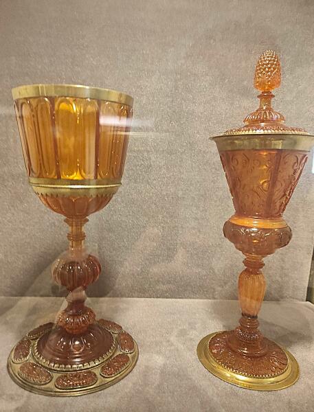 Янтарные бокалы со сложной резьбой и инкрустациями (копии). Янтарные бокалы со сложной резьбой и инкрустациями (копии).