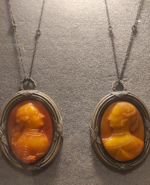 Научная реконструкция медальонов из янтаря (1979 г.), на которых изображены рельефные профильные портреты датского и норвежского короля Ольденбургской династии — Фредерика Пятого (1723−1766) и его второй супруги, королевы Юлианы Марии Брауншвейг-Вольфенбюттельской (1729−1796) Научная реконструкция медальонов из янтаря (1979 г.), на которых изображены рельефные профильные портреты датского и норвежского короля Ольденбургской династии — Фредерика Пятого (1723−1766) и его второй супруги, королевы Юлианы Марии Брауншвейг-Вольфенбюттельской (1729−1796)