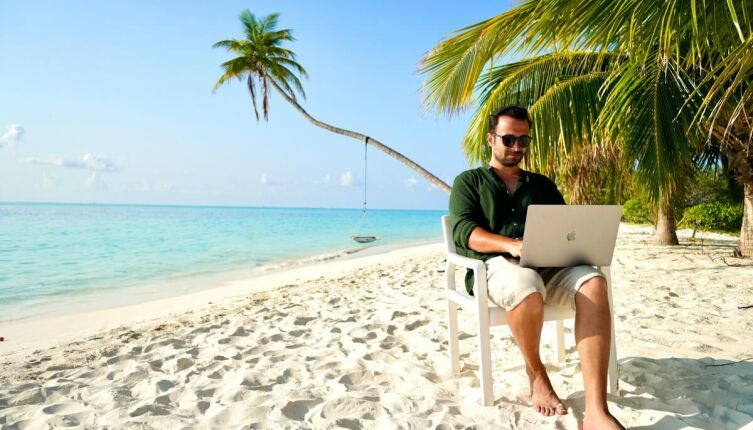 Ненужный груз: какие гаджеты не стоит брать с собой в отпуск?