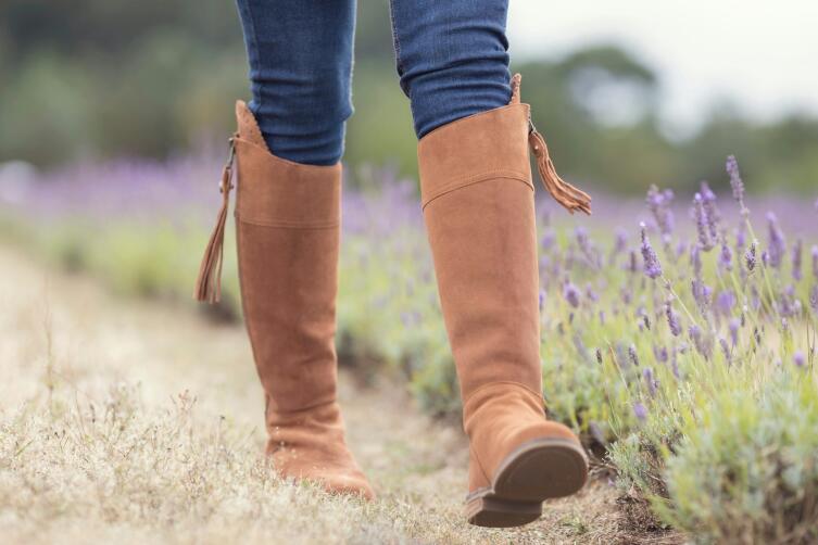 Как ухаживать за замшевой обувью?