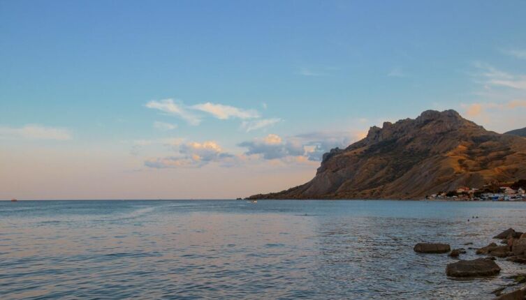 Курорты Крыма. Чем привлекает Коктебель?