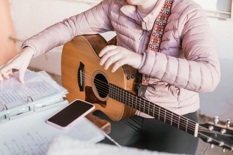 Как самостоятельно научиться играть на гитаре?