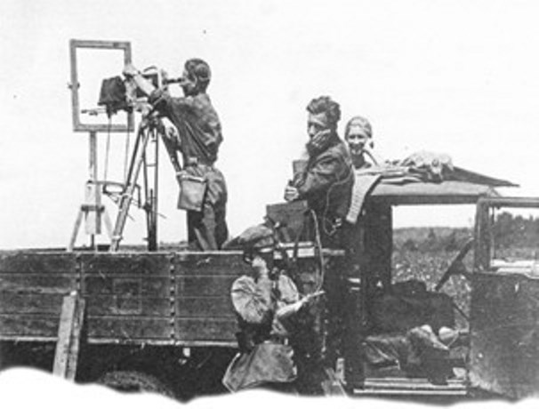 П. Клушанцев на натурной съёмке с применением изобретённой им призмы