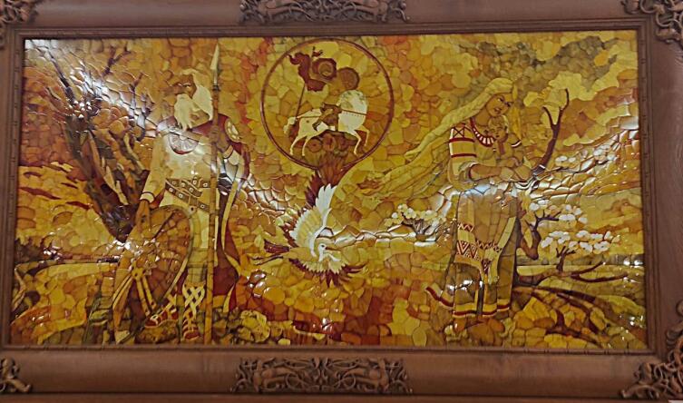 Второе в мире по величине произведение из янтаря — мозаика «Русь» Второе в мире по величине произведение из янтаря — мозаика «Русь»