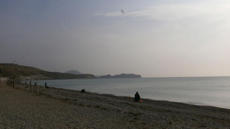 Массовая ловля чулара с берега. Буквально негде искупаться. 