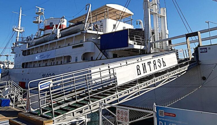 НИС «Витязь» мы осмотрели не только снаружи, но и по вот этому трапу поднялись на его борт