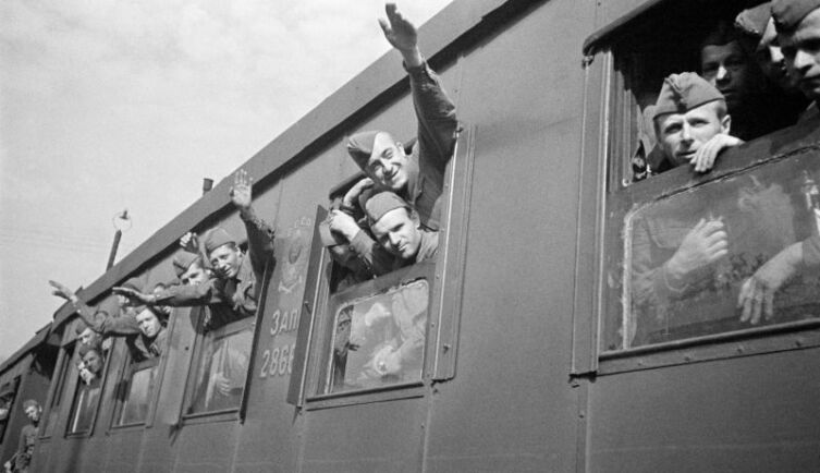 Красноармейцы в вагоне пригородного поезда отправляются на защиту Москвы. Сентябрь 1941 г.