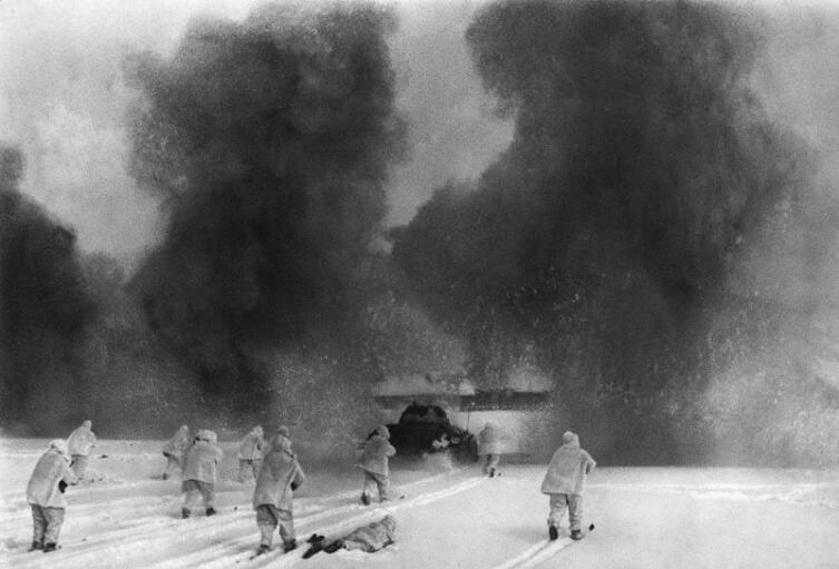 Бойцы РККА во время боя за деревню в Подмосковье. Декабрь 1941 г.